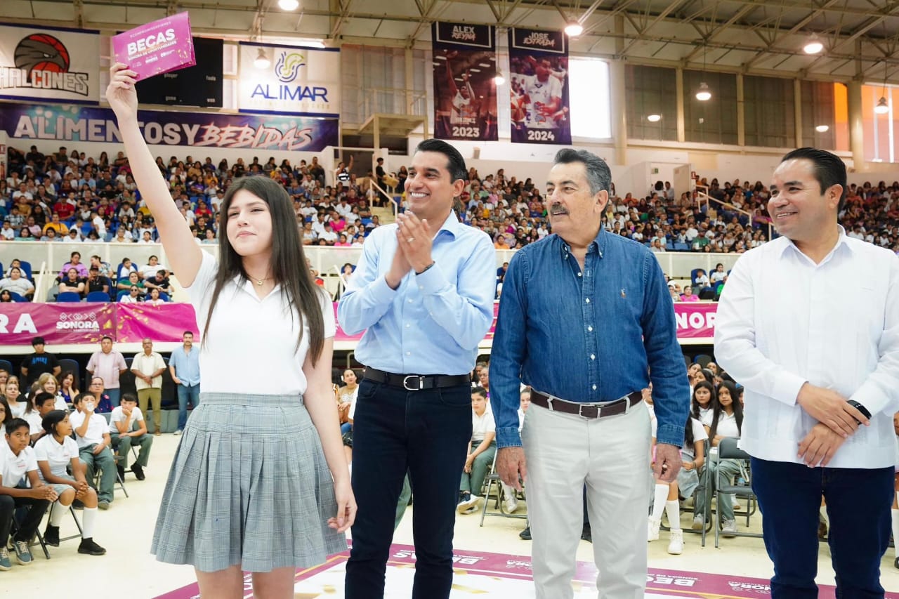 Entregan becas a casi 5 mil alumnos en Cajeme